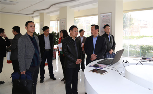 考察团参观省中小企业公共服务平台_副本.jpg